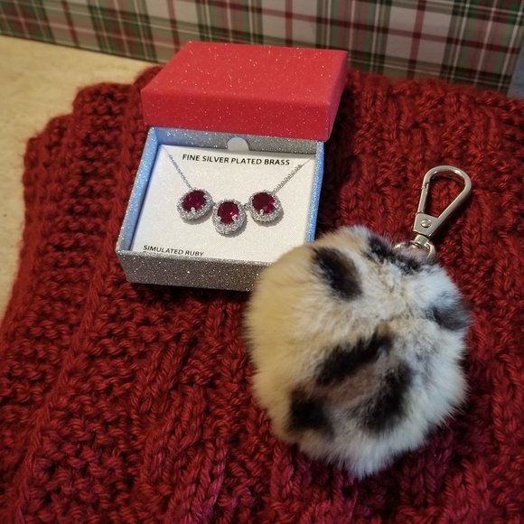 ‼💯Real Fur Pom Keychain ‼ - Picture 6 of 7